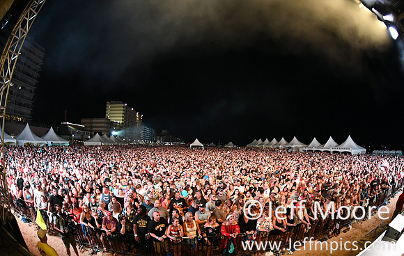 crowd6970
