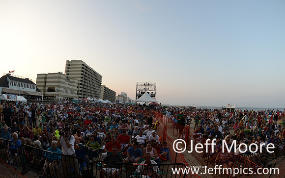 Crowd2693fb