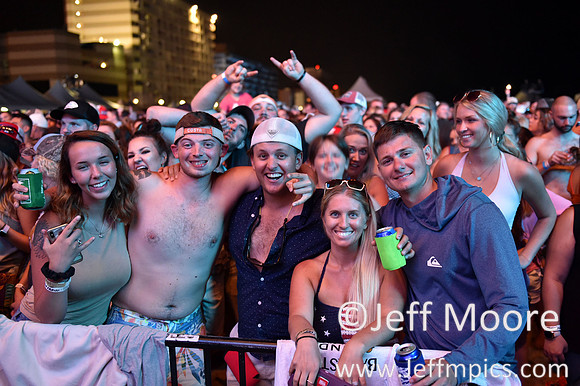 crowd8660