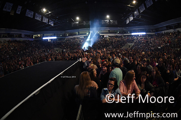 Crowd4110fb